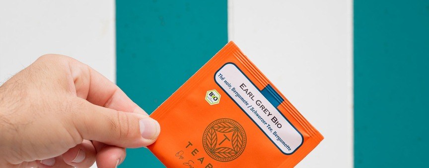 Une main tient un sachet Earl Grey BIO Teabo, l’une des cinq recettes du pack