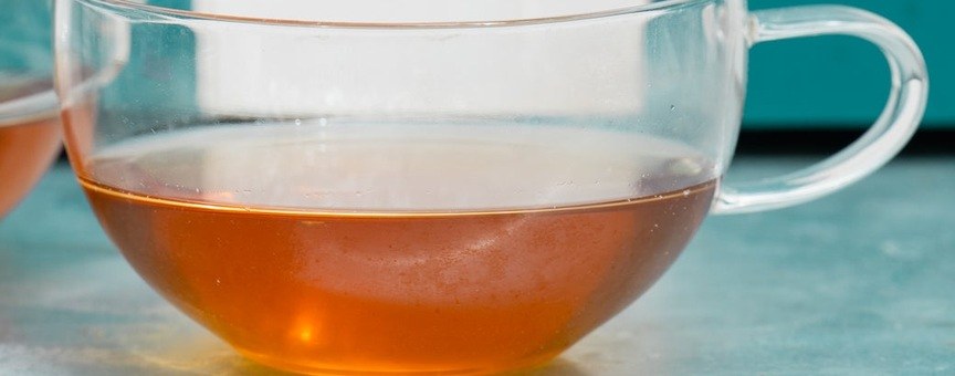 Une tasse en verre remplie d’une liqueur ambrée