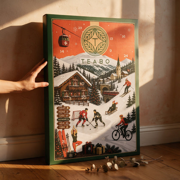 Le calendrier de l'Avent Teabo adossé à un mur crème dans la lumière chaude de fin d'après-midi
