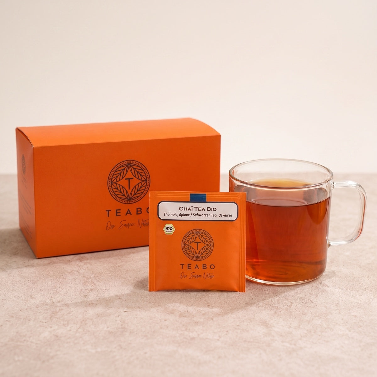 La routine découverte Teabo, un sachet Chaï Tea bio et une tasse de thé infusé
