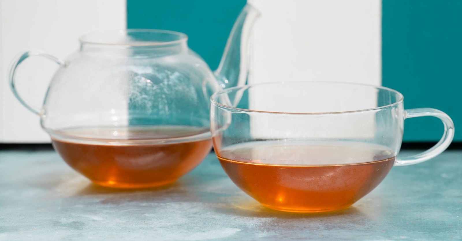 Une théière et une tasse en verre remplies de thé